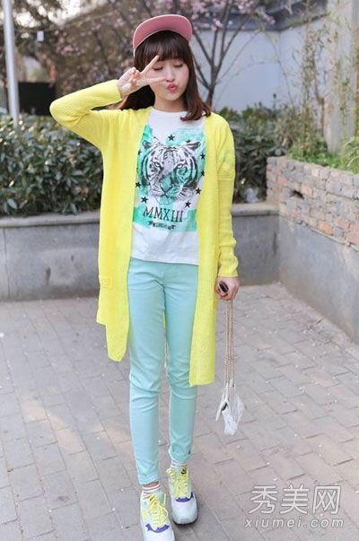 马卡龙彩色外套+打底裤春装稍微亮一点