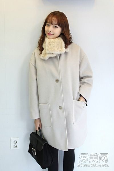毛皮围巾和羊毛大衣在今年冬天非常流行。