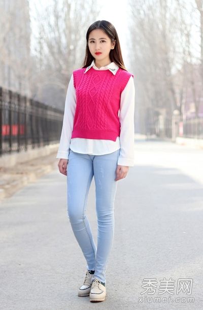 当穿在长腿上时，白衬衫和紧身裤又新又苗条又高。