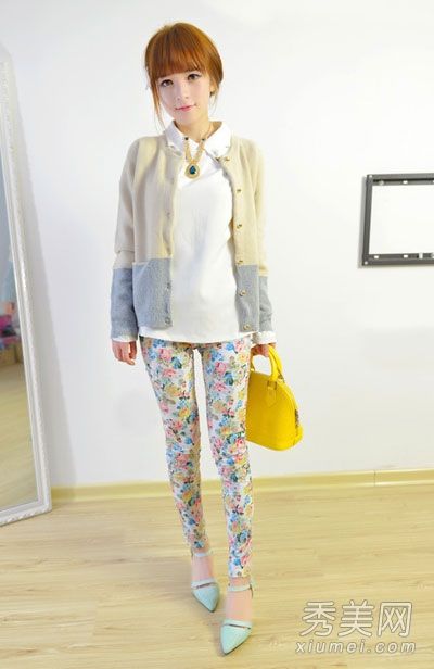 这款开襟羊毛衫是三月份与平角短裤搭配时最新鲜的服装。