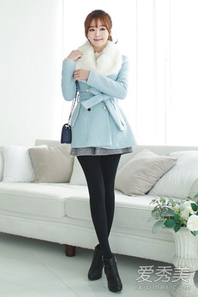 在冬天，翻毛皮衣领外套是时尚和温暖的。