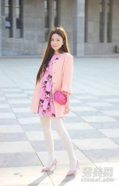 一件薄外套搭配一件连衣裙可以温暖春天，吸收阳光。