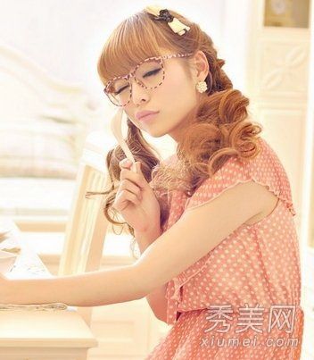 夏季女孩的最新发型一直在变,烫发也很漂亮。