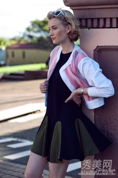 春天的短外套,短裙,长腿带来活力。