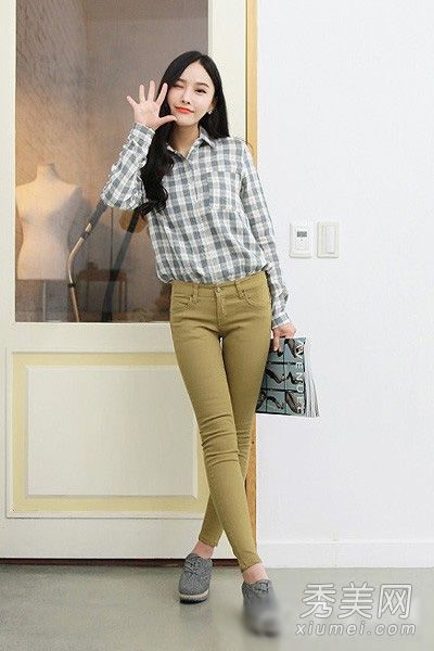 格子衬衫+紧身衣穿长腿以显示苗条和高度