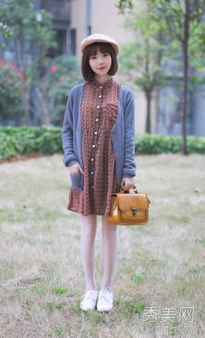 碎花裙白色丝袜