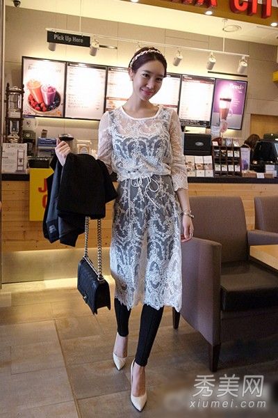 穿着蕾丝连衣裙让韩式更加柔软