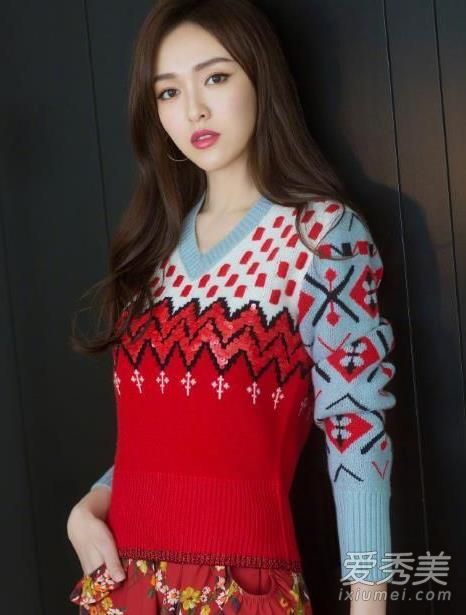 唐嫣时装周上的红色毛衣是什么牌子的?唐嫣毛衣图画书