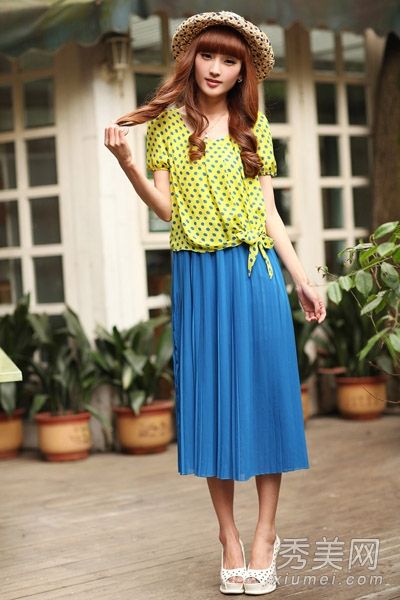 一件仿两件式优雅连衣裙，有层次感