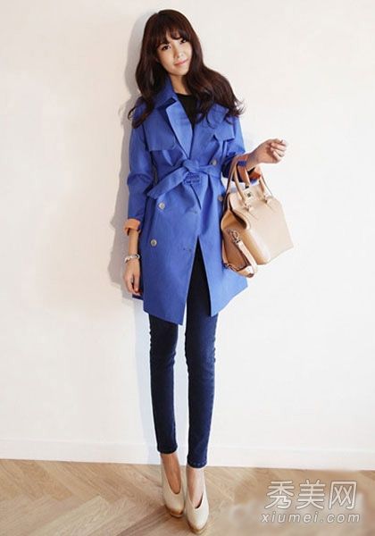 风衣紧身衣是韩凡在春天雨天的首选