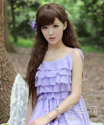 在夏天,感觉女孩的长发既时尚又漂亮。