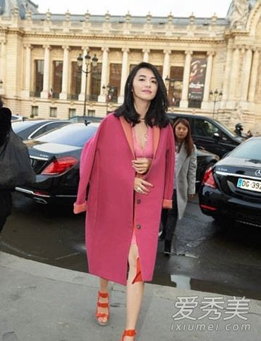 毕竟,看到一线女演员表演她们最漂亮的发型,这种复古风格有多流行