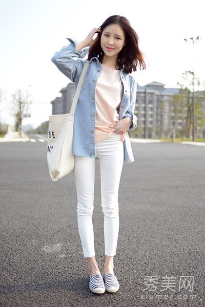 当搭配休闲风格和平角短裤时，衬衫既舒适又修身。