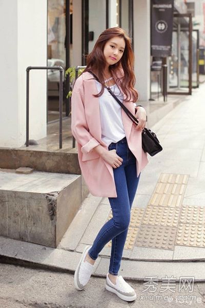 春装是一个大尺寸的紧身裤,以显示薄韩国风格。