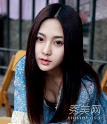 女孩的八种美丽直发风格安静优雅。