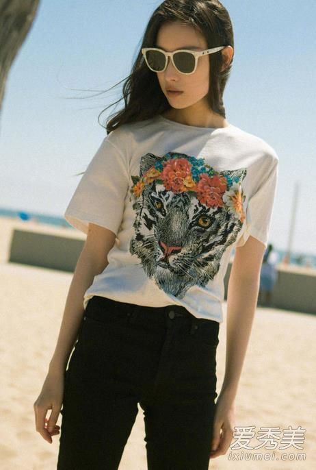 妮妮最新街拍照片中的虎头t恤是什么品牌的？