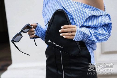 巴黎世家三角包多少钱?巴黎世家三角包有多少种尺寸