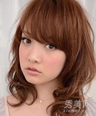 九根日本红色卷发成为他温柔的女友