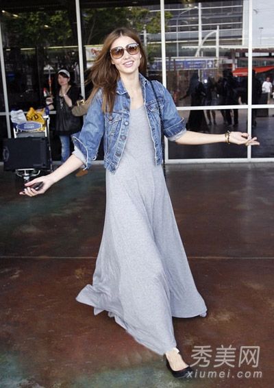 长裙牛仔外套是这个季节最流行的时尚。