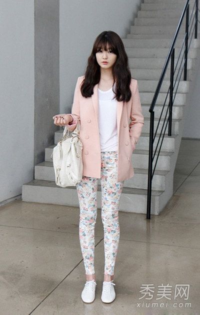 在凉爽的天气里，紧身裤夹克既简单又时尚。