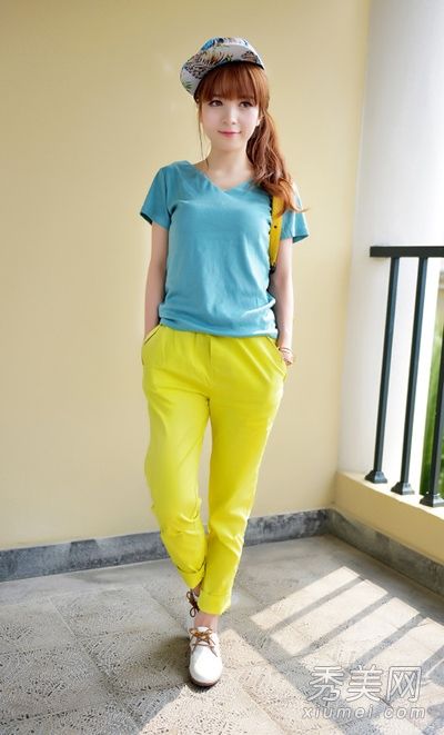 t恤+休闲裤是年轻人春游的首选。