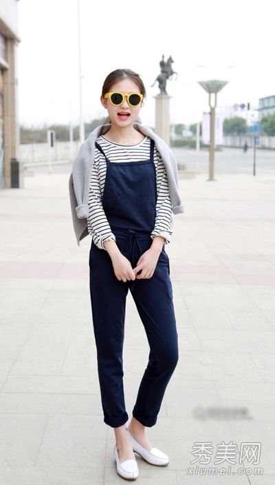 春季休闲外套和t恤随意搭配，展现青春气息。