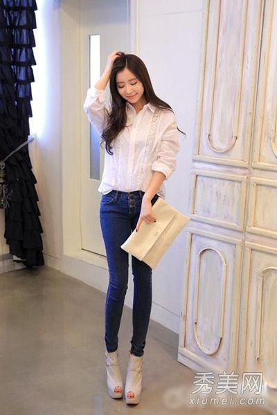 紧身牛仔裤和雪纺衬衫看起来很高，腿很长。