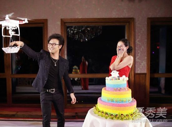 10颗9.15克拉的明星情侣结婚戒指有多大