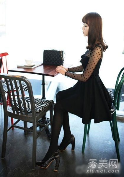 蕾丝裙搭配起来总是甜美性感的。