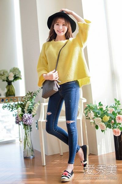 这件新毛衣很时髦，很好看，春天应该穿鲜艳的颜色。
