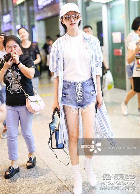 田静最新街头摄影的“编织袋”品牌是什么?