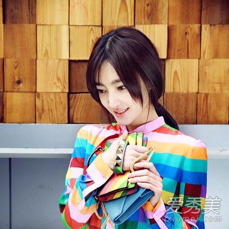 自然美女神克劳迪娅的发型很有气质，刘海分开或倾斜。