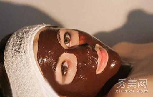 巧克力涂抹在脸上作为面膜有很好的皮肤再生效果。