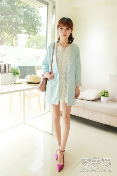 穿短裙轻装旅行时，春季薄外套更显优雅。