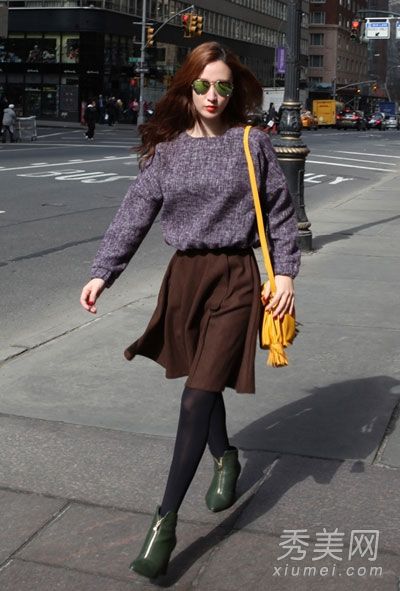 张萌展示春装毛衣+短裙时尚