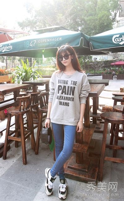 春游穿打底裤既舒适又美观。