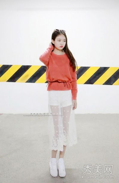 透视长裙在春天是完美的搭配，略微露腿，朦胧而性感。