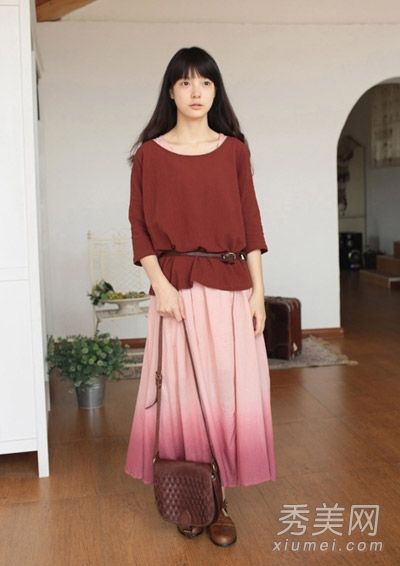 宽松上衣搭配半身裙,瘦瘦的看起来适合胖女孩