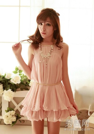 稍胖的女孩必须选择打褶的雪纺裙子作为夏季服装。