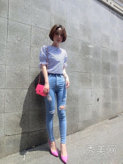 t恤配牛仔裤，休闲、漂亮、简单、时尚