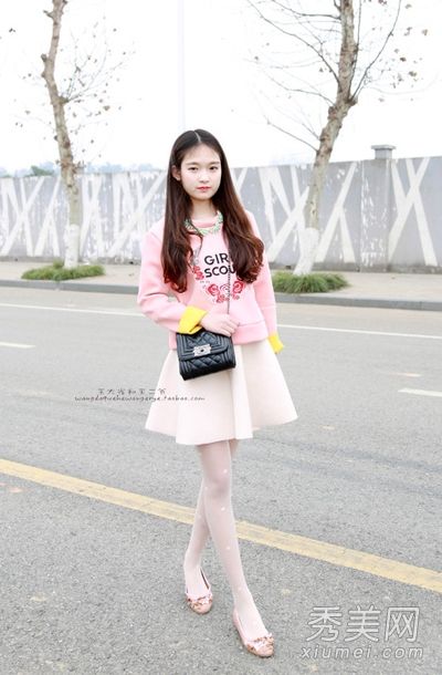 短裙丝袜秀美腿黑丝绸白丝绸风格很不一样