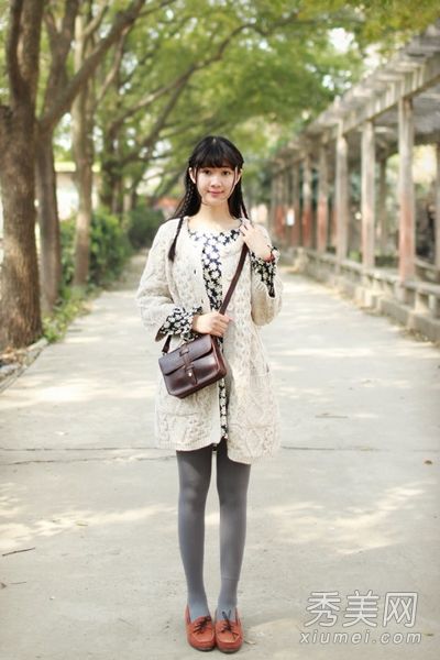 针织开衫，配以花卉连衣裙，既甜美又显老