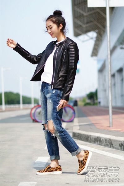 破旧的牛仔裤配以更破旧、更时尚的图片。