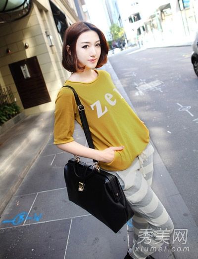 今年夏天新流行的t恤通过玩鲜艳的颜色来吸引注意力。