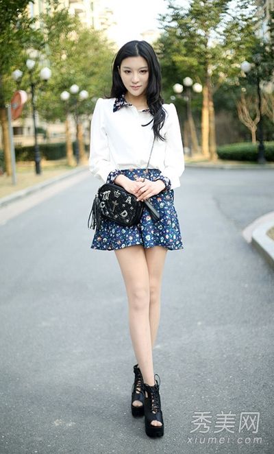 白衬衫和花裙子展现出美丽的双腿和无边的春光