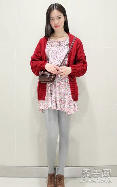 白色的日子约会穿着开衫和裙子的漂亮女士