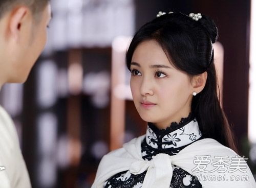 “彩虹人”郑爽的肩发诠释了万文的共和风格