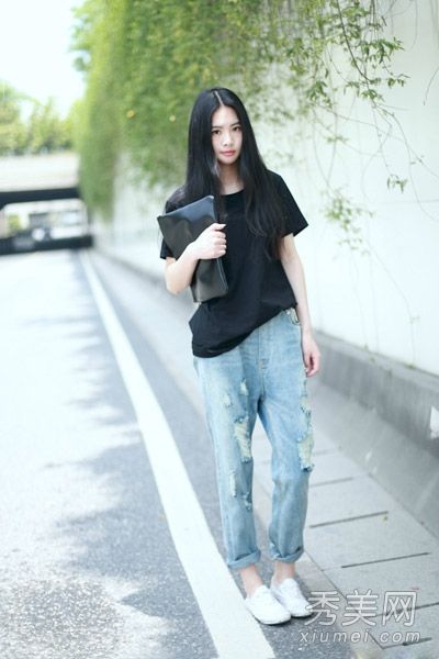 牛仔裤或牛仔裤裙的t恤在街上很流行。