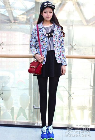 外套+T恤+短裙，搭配最高层次感