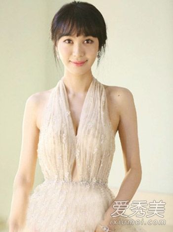 黄晓明的前女友李菲儿有一头长发，一头甜美的短发，迷人而美丽。